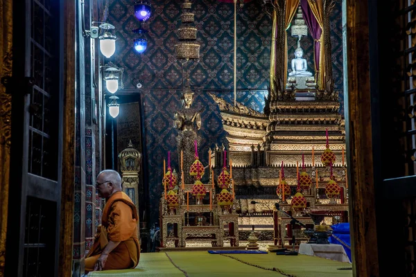 Um monge está meditando dentro da igreja de Wat Theptidaram Temple — Fotografia de Stock