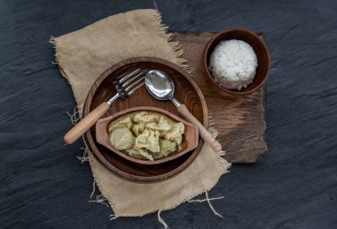 Kaeng kheow hwan, buharla servis edilen balık köfteli yeşil köri.