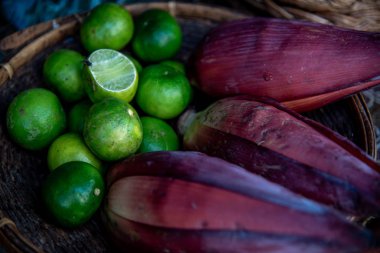 limon ve muz çiçeği, kızarmış erişteli Tayland yemeği.