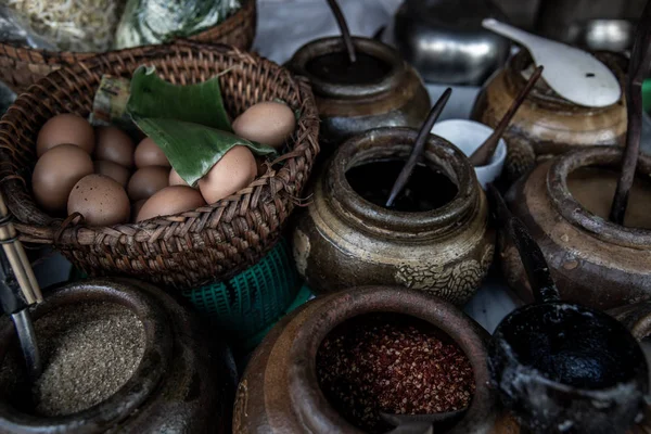 Ingrediënten en smaakstoffen voor Pad Mee Korat (roergebakken poedel) — Stockfoto