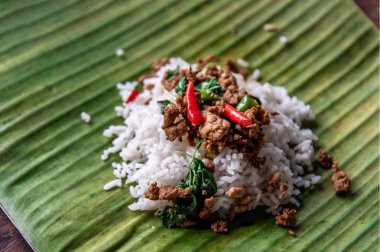 Pirinç üstü kızarmış Tayland fesleğeni ve kıyma (Pad Ka 