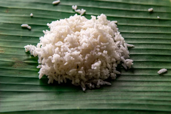 El arroz blanco es arroz cocido al vapor o hirviendo en servido en un — Foto de Stock