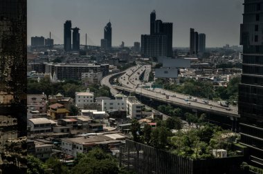 Otoyol kavşaklarında araba ların havadan görünümü. Köprü yolları w