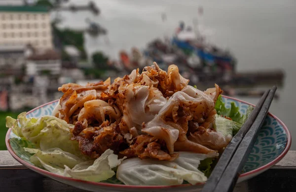 Nourriture thaïlandaise : Nouilles de farine de riz frais sauté avec poulet et — Photo