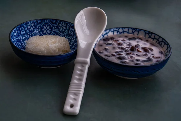 Kanom Thai: Сладкий рис и черная фасоль в кокосовом молоке . — стоковое фото