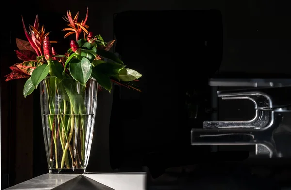Süslü bir vazoda, cam vazoda güzel çiçekler. — Stok fotoğraf