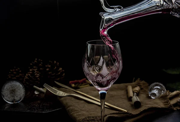 Composizione flat lay con versando il vino rosso dalla brocca nel — Foto Stock