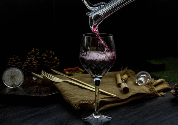 平铺构图，将红葡萄酒从壶中倒入 — 图库照片