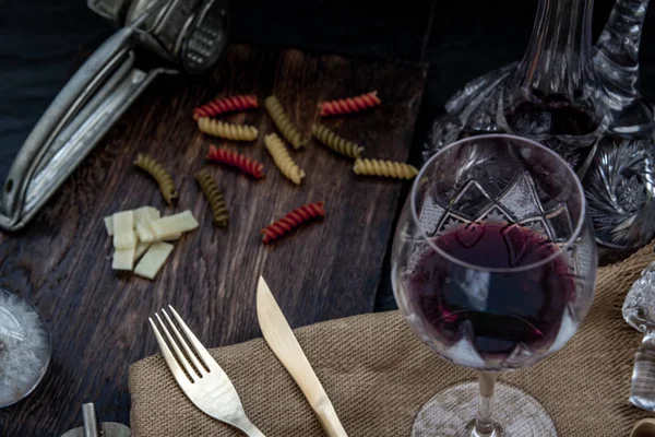 赤ワインとcoのピッチャーとグラスとフラットレイアウト組成 — ストック写真