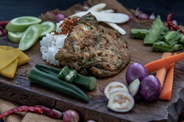 Tayland usulü kızarmış akasya pennata omleti ya da cha-om.