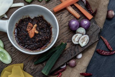 Kızarmış biber ezmesi ve yanında karides (thai dili Nam prik pao).