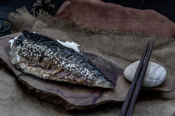 Masa japoneză pentru cină pește saba la grătar pe orez cu teriyaki — Fotografie, imagine de stoc