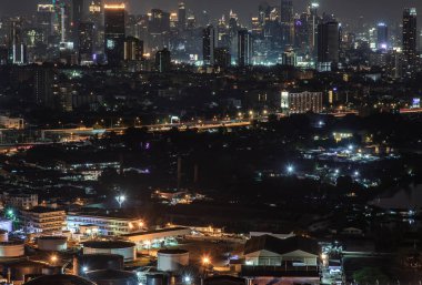 Bangkok şehir manzarası. Bangkok şehir merkezinde, gece görüşünde, çalılıklarda.
