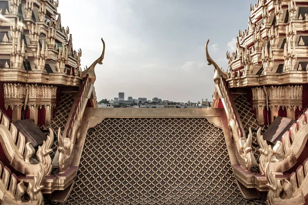 Vista simétrica do Palácio de Metal Loha Prasart em Ratchanaddaram tem — Fotografia de Stock