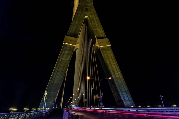 Ночное небо на дороге по мосту Рама VIII с автомобильными тропами в сумерках — стоковое фото