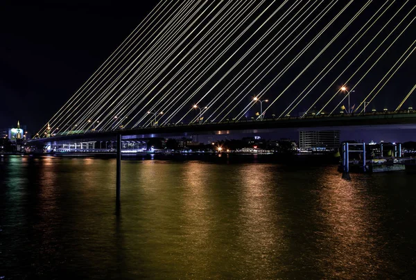 A Ponte Rama VIII é uma ponte que atravessa o Chao Phra — Fotografia de Stock