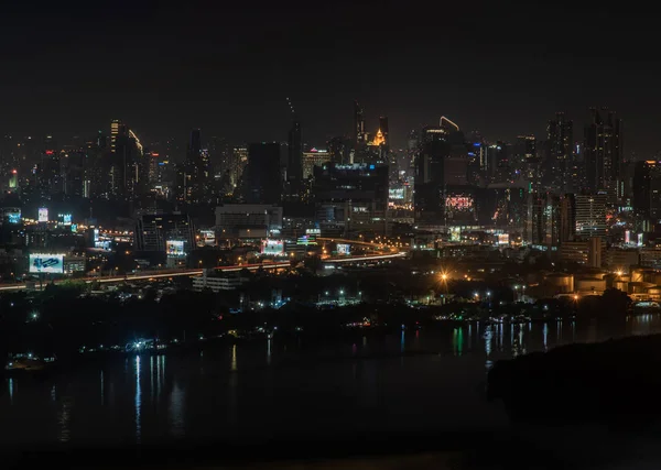 Bela vista da cidade de Bangkok, arranha-céus de beleza ao longo de Chaopra — Fotografia de Stock