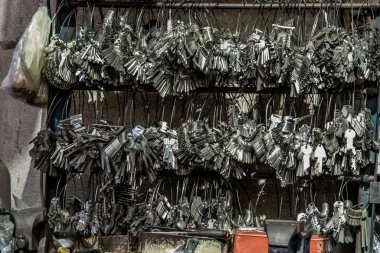 Çilingir dükkanında kopyalama anahtarı için birçok anahtarlık. 