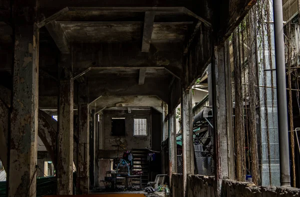 Bangkok, Thailandia - 23 novembre 2019: All'interno di un vecchio edificio deteriorato, Una costruzione abbandonata . — Foto Stock