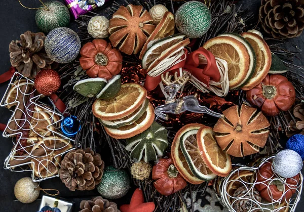 Świąteczne dekoracje. Gałązki choinka, brązowy naturalny sosna c — Zdjęcie stockowe