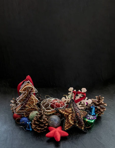 圣诞装饰。 小枝圣诞树，棕色天然松树c — 图库照片