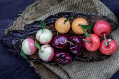 Kanom Look Choup 'un yakın çekimi: Geleneksel bir Thai tatlısıdır