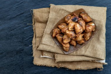 Çuval bezi arkaplanına doldurulmuş Pansib pastası, Tayland usulü.