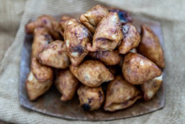 Çuval bezi kumaş arka planına doldurulmuş Pansib pastasının yakın çekimi, T