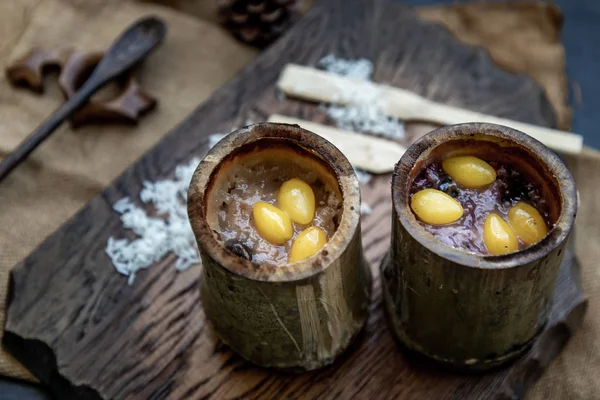 Arroz pegajoso cocido con leche de coco (Khao lam) o Glutinous ric — Foto de Stock