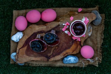 Pembe yüzyıllık yumurtalar (Pidan Eggs) ayrıca korunmuş yumurta olarak da bilinir.