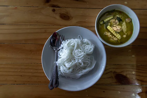 Un ensemble de cuisine thaïlandaise, poulet au curry vert épicé servi avec ric — Photo