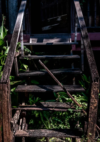 Escalera de madera de estilo tailandés tradicional, La casa tradicional . —  Fotos de Stock