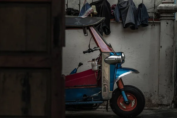 Famous blue Tuk Tuk, The front of thai traditional taxi with an — Stock Photo, Image