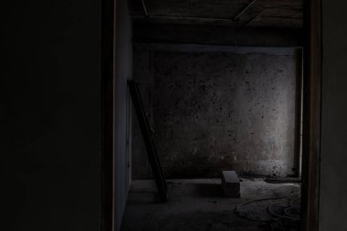 Eski terk edilmiş binanın içi yenileniyor..