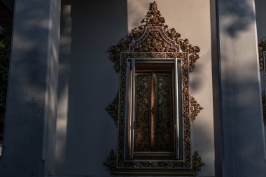 Işık parlıyor, tapınağın kemerinde ışık ve gölge oluşturuyor.
