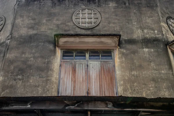 Wood vintage window on the old wall, Chinese house style. — Stock Photo, Image