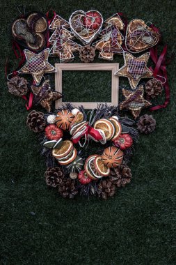 Noel süsü, kahverengi doğal çam kozalakları ve çeşitli sosisler.