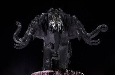 Erawan Müzesi, koyu renkli 3 başlı bir fil heykeli. 