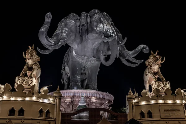 Erawan Museum is a Elephant head sculpture with 3 heads on dark — Stock Photo, Image