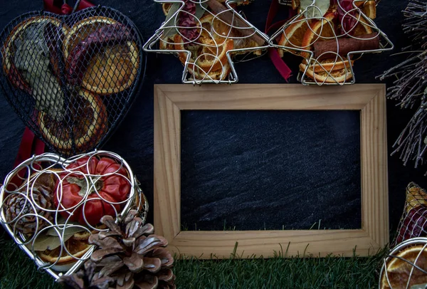 Christmas decoration, Brown natural pine cones and variety of fr — Stockfoto