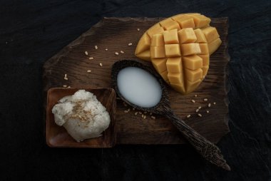 Taze olgun mango (Barracuda mango) ve hindistan cevizi ile yapışkan pirinç 
