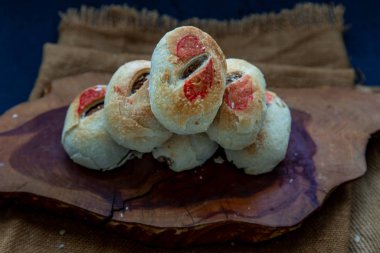 Tahta üzerinde Çin Pastası (Mutluluk Pastası). Bu tür bir gelenek