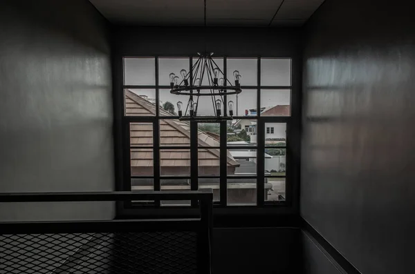 Vista de janelas em uma escada do primeiro andar para o segundo andar em l — Fotografia de Stock