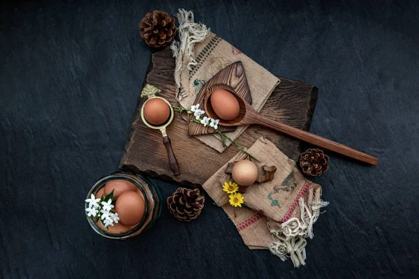 美丽木制背景的新鲜农场鸡蛋，营养精华 — 图库照片