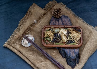 Tayland yemeği, çırpılmış tofu ve ahşap tepside zencefil..