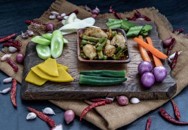 Tayland yemeği, Kızarmış balık köftesi ve kırmızı köri ezmesi.