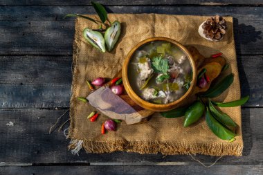 Domuz eti çorbası (Kra Dook Moo Tom Ma-Dun) tahtadan yapılmış. 