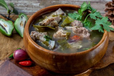Domuz eti çorbası (Kra Dook Moo Tom Ma-Dun) tahtadan yapılmış. 