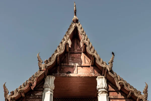 Schöne Architektur des alten Holzdaches an der Kapelle am Chong Non — Stockfoto