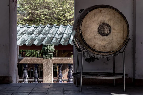 Grote trom in een boeddhistische tempel gebruikt voor het vertellen van de middagmaaltijd. — Stockfoto